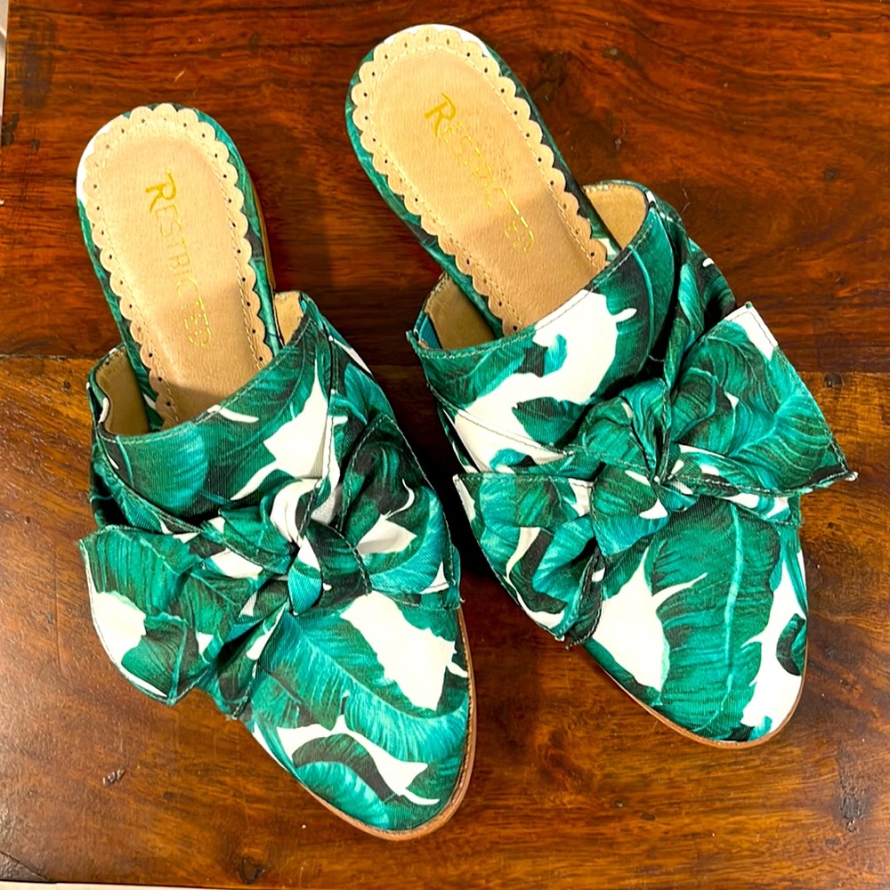 Palm leaf mules with bows. Size 6. Green & White. EUC. By Restricted. 🌿